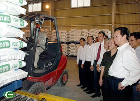 Le PM à la présentation des premiers produits de l’usine d’azote de Cà Mau - ảnh 1
